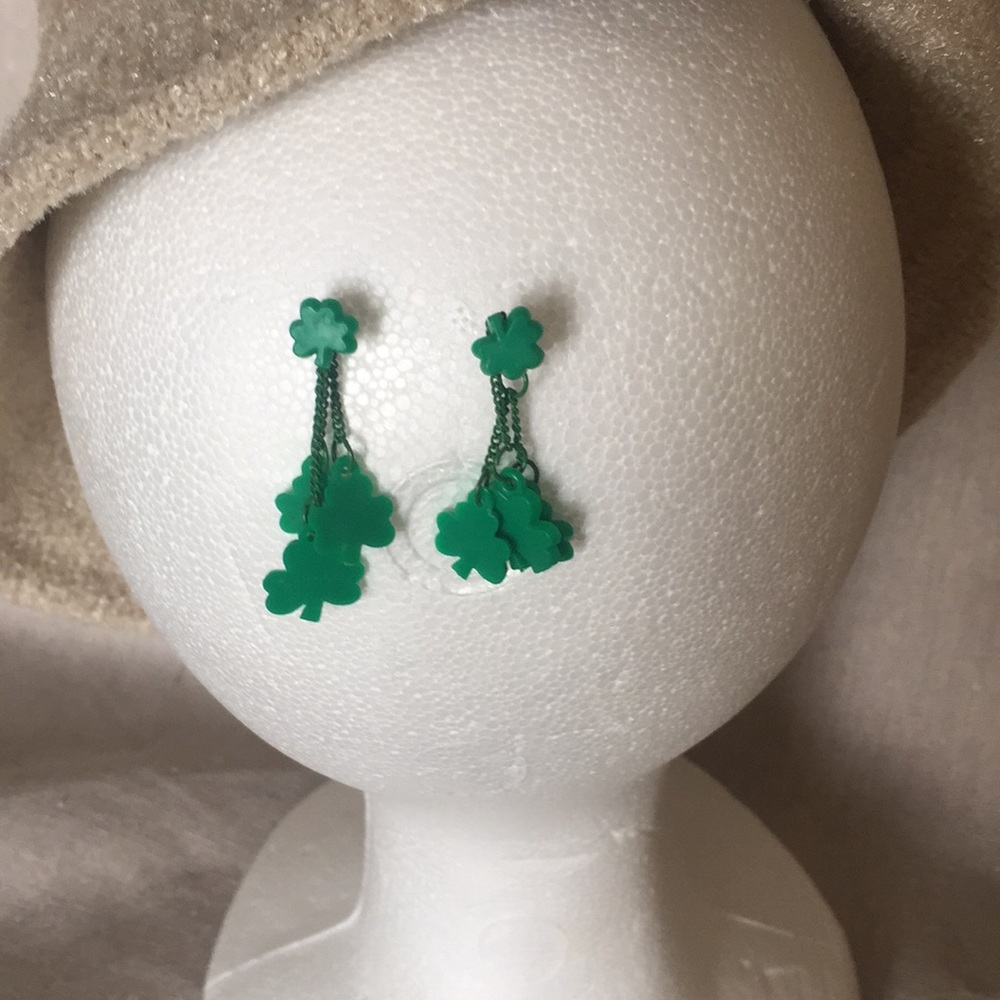 Vintage green shamrock good luck earrings
